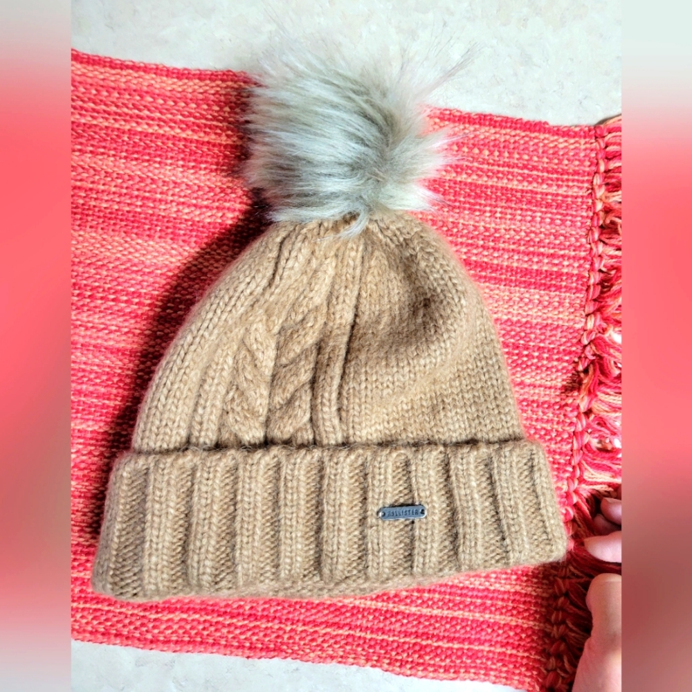 Hollister winter cable knit hat, faux fur pom-brown